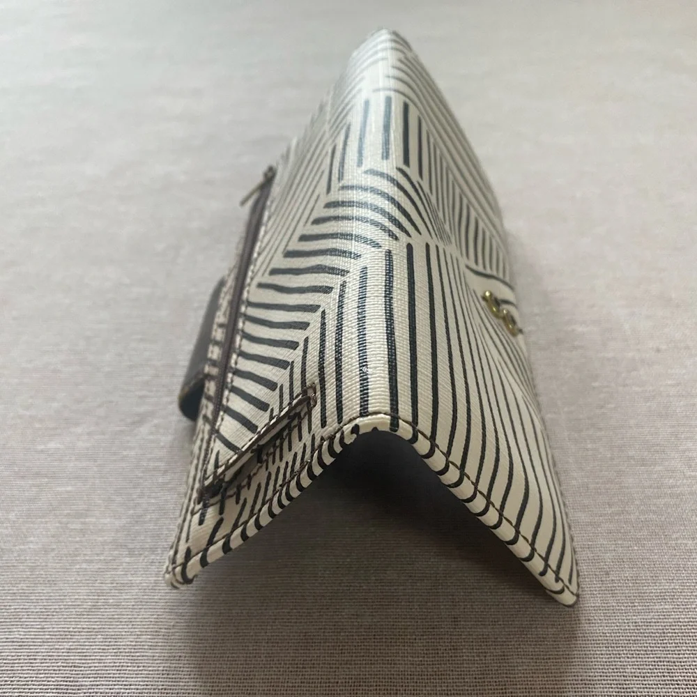 Fossil geometric clutch wallet. - Picture 8 of 13